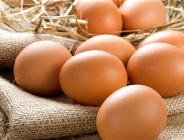 Με αυτό το κόλπο θα καθαρίζεις τα αυγά με μία μόνο κίνηση (βίντεο)